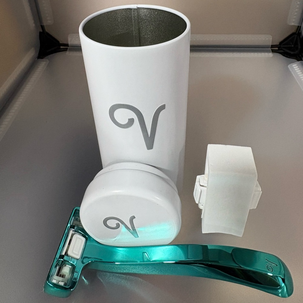 V razor set in metallic teal with two blade refills
